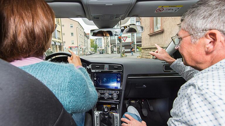 Führerscheinmachen ist ein teures Vergnügen. Im Bild: Jörg Ulsenheimer von der Fahrschule Ulsenheimer in Schweinfurt während einer Übungsfahrt.