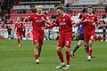 Alem Japaur (links) und Moritz Hannemann (rechts) freuen sich mit Torschütze Fabian Wessig üer dessen Tor zum 3:0 für die Würzburger Kickers.