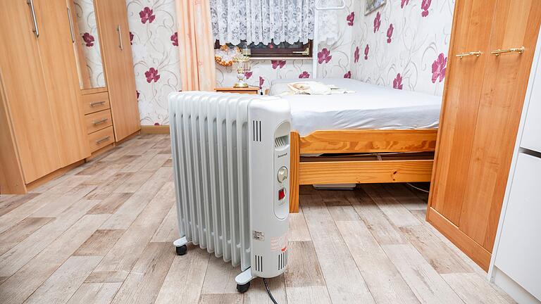 Um für Wärme zu sorgen, wurde im Schlafzimmer von Alma Hinkel ein elektrischer Heizkörper aufgestellt.