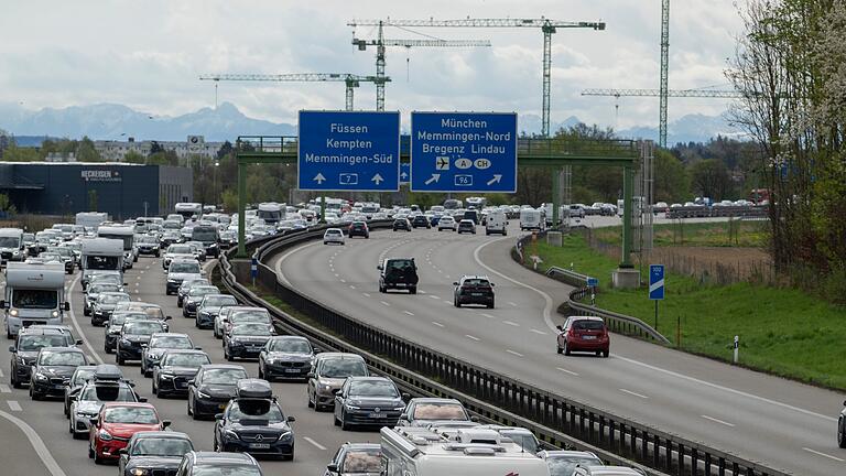 Reiseverkehr auf der A7       -  Rückreisende sorgten auf den Autobahnen für Staus.