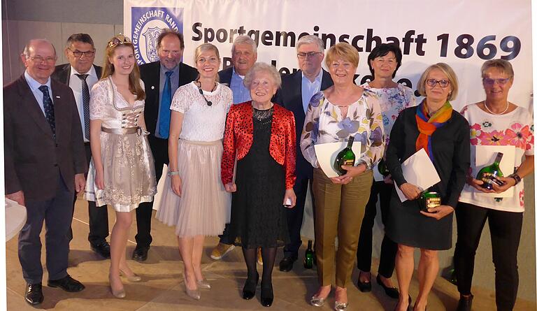 Um den Sport verdient und vom BLSV dafür ausgezeichnet wurden bei der SG Randersacker durch Kreisvorsitzenden Burkard Losert (v.li.), SG-Vorsitzenden Richard Vornberger, Stellvertreterin Yvonne Thomas (5.vli.) und Weinprinzessin Madeleine Füßl die langjährigen Abteilungs- und Übungsleiter Siegfried König, Uli Schmitt, Rosemarie Lörner, Hubert Wittig, Ellen Wegmann, Renate Öchsner, Maria Ehrmann und Irene Rieth.