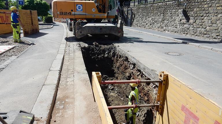 In der Mainberger Straße wird nach dem Ende der Verlegung neuer Wasser- und Gasleitungen nach den Sommerferien die Asphaltschicht erneuert. Die Umleitung am Paul-Rummert-Ring wird schon zum 30. Juni aufgehoben.