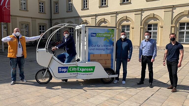 Der 'Top City Express' der Main-Post Logistikgruppe wurde im Rathaus-Innenhof vorgestellt – im Bild von links nach rechts: Wuems-Geschäftsführer Wolfgang Weier, Umweltbürgermeister Martin Heilig, Stadtbeauftragter André Hahn, Stefan Geier (Geschäftsführer Top Express Logistiklösungen) und Projektmanager Yevgeny Labkov.