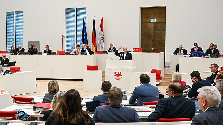 Brandenburg-Wahl Landtagswahl Brandenburg 2024 Wahlumfragen Umfrageergebnisse.jpg       -  Die Brandenburger Landtagswahl findet im September 2024 statt. Wie sehen die aktuellen Umfragewerte aus?