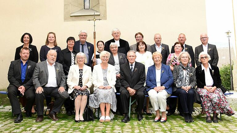 Die Jubilare mit Dekan i.R. Michael Wehrwein in der Mitte vor der Heilig-Kreuz-Kirche in Wiesenbronn.