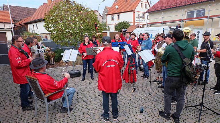 Der traditionelle Rundgang (Hofried) geht in Theinfeld von Haus zu Haus.       -  Der traditionelle Rundgang (Hofried) geht in Theinfeld von Haus zu Haus.