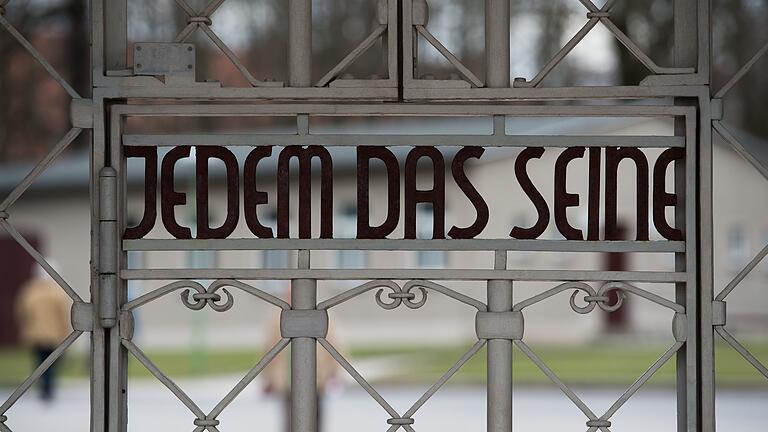 Konzentrationslager Buchenwald       -  Das Lagertor der KZ-Gedenkstätte Buchenwald bei Weimar (Thüringen) trägt die Inschrift 'Jedem das Seine'.