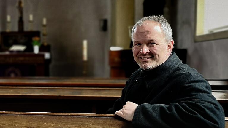 Christian Ammersbach, Pfarrvikar aus Arnstein (Lkr. Main-Spessart) wird drei Wochen lang im Gottesdienst auf sein Priestergewand verzichten. Die Kleidung sei ein 'Zeichen der Macht'.