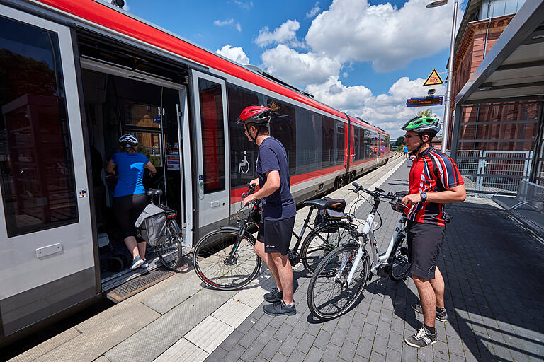 Auch mit dem 9-Euro-Ticket dürfen Fahrräder nicht kostenlos mitgenommen werden. Auch mit dem 9-Euro-Ticket dürfen Fahrräder nicht kostenlos mitgenommen werden.