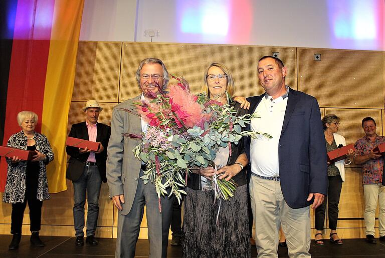 Die Wiesentheider Vorsitzende des Partnerschaftskomitees, Christine Gumann, wurde nicht nur von ihren früheren französischen Kollegen Eric Masse (links) und Jean-Pierre Vidal, gewürdigt. Die Wiesentheider Vorsitzende des Partnerschaftskomitees, Christine Gumann, wurde nicht nur von ihren früheren französischen Kollegen Eric Masse (links) und Jean-Pierre Vidal, gewürdigt.