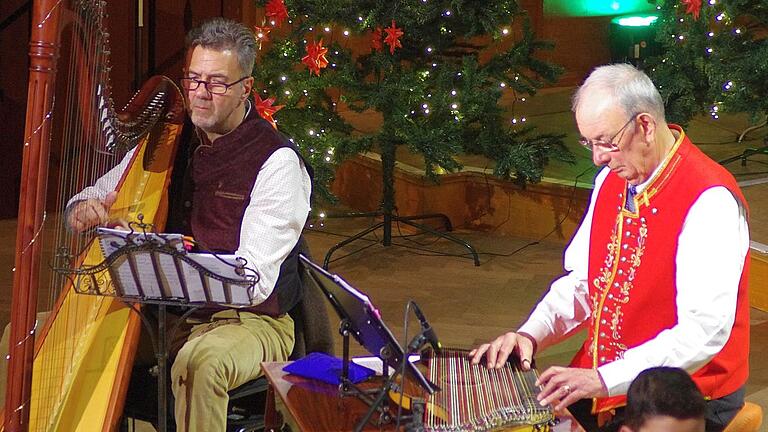 Harfe und Zither waren die Instrumente der Saitenmusik Parente-Rhau. - Harfe und Zither waren die Instrumente der Saitenmusik Parente-Rhau. Harfe und Zither waren die Instrumente der Saitenmusik Parente-Rhau. - Harfe und Zither waren die Instrumente der Saitenmusik Parente-Rhau.