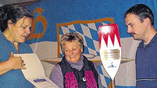 Übergabe des Wanderpokals an den &bdquo;Verein des Jahres&ldquo;: Bezirksvorsitzende Susanne Patzelt (links) und Elisabeth Winter-Brand übergeben die Trophäe an Rene Bailleul, den stellvertretenden Vorsitzenden des KSC Gemünden.