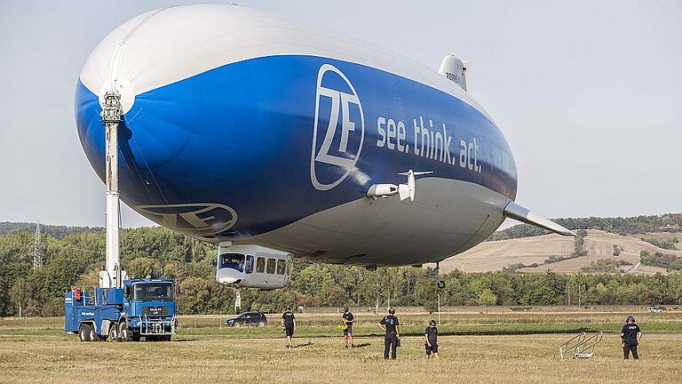 Der Zeppelin NT der Deutschen Zeppelin Reederei aus Friedrichshafen sorgte am Montag am Verkehrslandeplatz Haßfurt für Aufsehen. Der Zeppelin NT der Deutschen Zeppelin Reederei aus Friedrichshafen sorgte am Montag am Verkehrslandeplatz Haßfurt für Aufsehen.