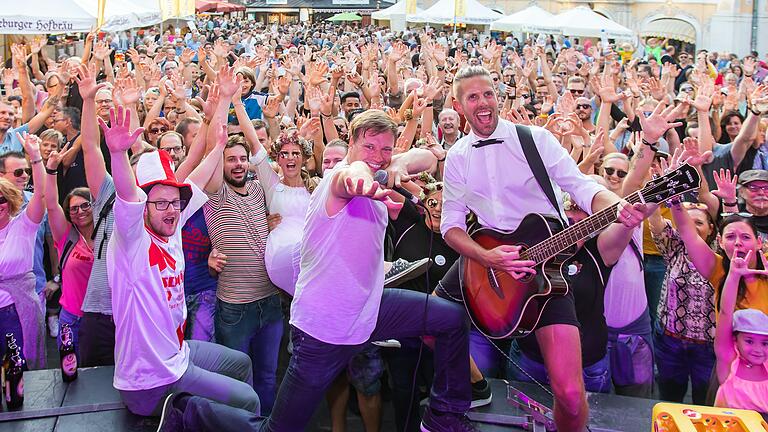 Zahlreiche Menschen besuchten im September 2019 bei strahlendem Sonnenschein das Stadtfest in der Würzburger Innenstadt. Zahlreiche Menschen besuchten im September 2019 bei strahlendem Sonnenschein das Stadtfest in der Würzburger Innenstadt.