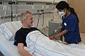 Taniya Jacob misst beim Patienten Wolfgang Ellert den Blutdruck. Die gelernte Krankenschwester stammt aus dem indischen Bundesstaat Kerala und arbeitet seit Januar im Rhön-Klinikum.