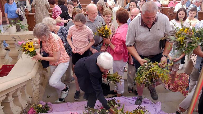 Gegen eine Spende zugunsten der KAB-Partnerorganisation Vuwawa in Mbinga in Tansania konnten die Kräutersträuße der KAB Hausen nach dem Festgottesdienst in der Wallfahrtskirche Fährbrück mit heim genommen werden.