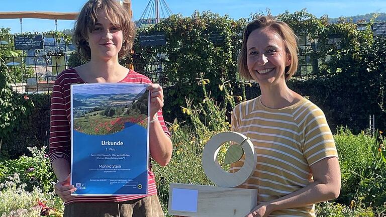 Monika Stein gemeinsam mit Ulrike Schade, Dienststellenleiterin der Thüringer Verwaltung des Unesco-Biosphärenreservats.