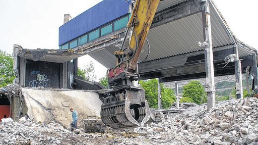 Ausgedient: Knapp 40 Jahre nach der Erbauung wird das frühere Zellinger Tanzcenter &ndash; später hieß es &bdquo;Savoy&ldquo; &ndash; dem Erdboden gleichgemacht. Bis Ende Mai soll nichts mehr davon übrig sein.