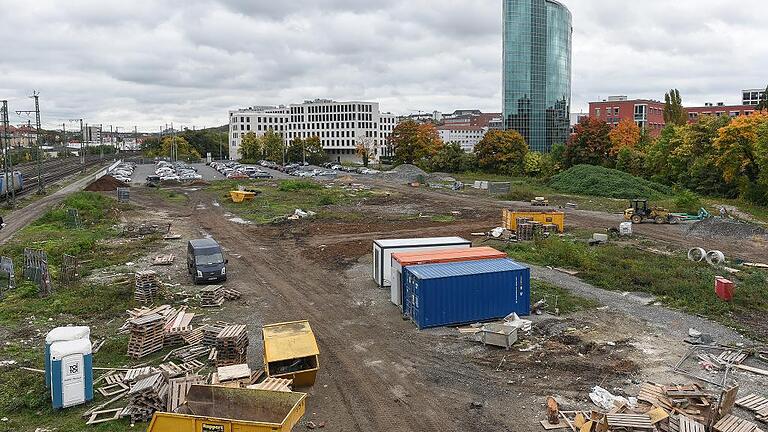 Ein Blick von der Grombühlbrücke auf den Bauplatz für die geplante Multifunktionsarena. Die Halle soll hier ab 2018 entstehen. Foto: Thomas Obermeier