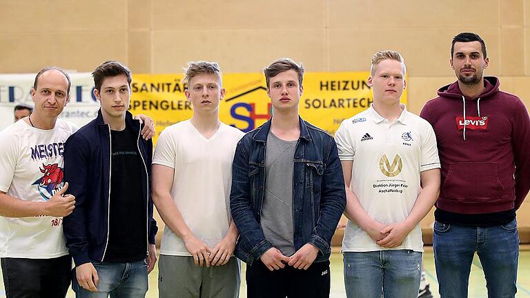 Handball, Landesliga, TG Heidingsfeld - ASV 1863 Cham       -  Alexander Seelig (links), der Macher der &bdquo;Hätzfelder Bullen&ldquo; präsentierte vor dem letzten Landesliga-Saisonspiel die bereits sicheren Neuzugänge für die Bayernliga: (von links) Julian Henning, Lukas Kübrich, Lars Behnke, Niklas Glöck und Ivan Skaramuca. Auf dem Bild fehlt Robert Tschuri.