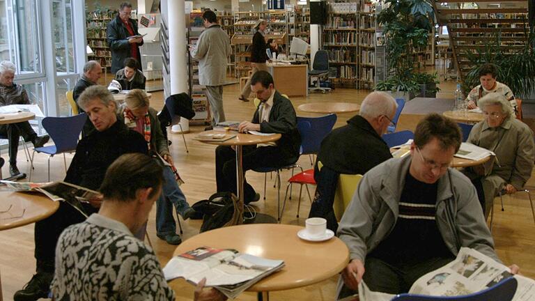 Das Café in der Stadtbücherei Würzburg im Falkenhaus ist ein beliebter Platz zum Schmökern.