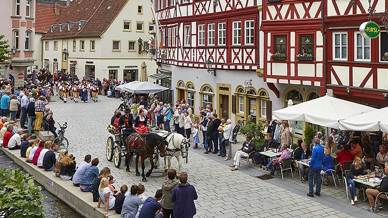 Der Ochsenfurter&nbsp; Pfingstritt findet alle zwei Jahre am Pfingstmontag statt, startet an der Alten Mainbrücke und geht durch die Altstadt hinauf zur Sankt-Wolfgangs-Kapelle.