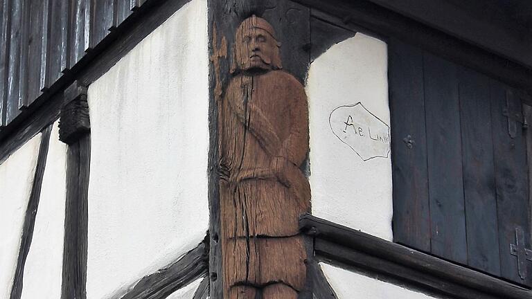 Die Schnitzerei an einem Eckbalken der Fachwerkscheune des Schnepf’schen Hofes in der Sophienstraße 6 in Ostheim stellt der Überlieferung nach den Ritter von Schnepf dar.