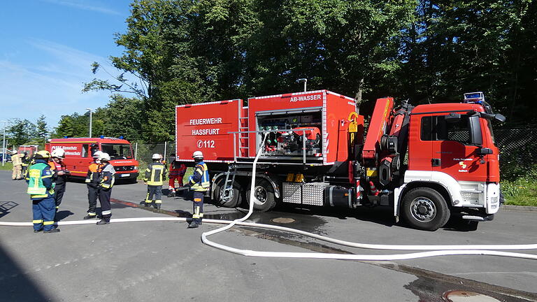 Auch der Abrollbehälter 'Wasser' der Feuerwehr Haßfurt war mit seinem Tankinhalt von 8000 Litern Löschwasser vor Ort.