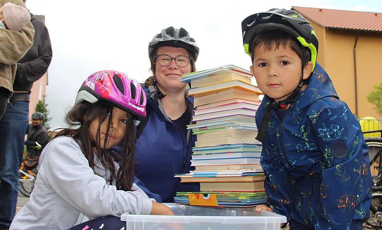 Auf der Suchen nach dem Drachenbuch: 
Isabel Schmitt aus Gerolzhofen inspiziert mit ihren beiden Kindern eine Bücherkiste.