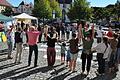 Die Teilnehmenden formten Hand in Hand ein Herz für den Klimaschutz auf dem Marktplatz.