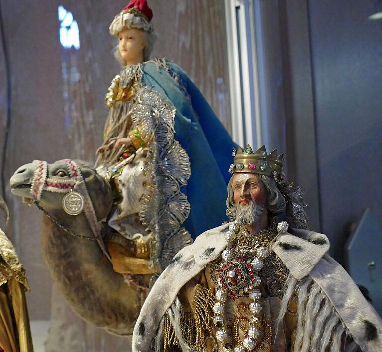 Eindrucksvolle bis zu 30 Zentimeter hohe Krippenfiguren aus dem Besitz des früheren Karlstadter Kapuzinerklosters sind  nun in die Stadt zurück gekommen und werden in St. Andreas ausgestellt.