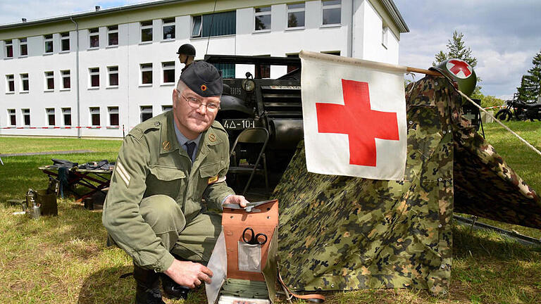 In die Rolle eines Sanitäters von 1956 mit original Sanitätstasche ist Thomas Höfer geschlüpft.       -  In die Rolle eines Sanitäters von 1956 mit original Sanitätstasche ist Thomas Höfer geschlüpft.