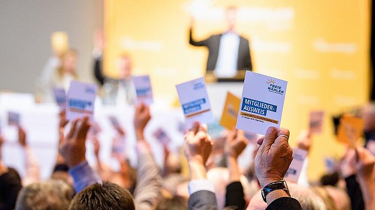 Landesparteitag der Freien Wähler - Delegierte der Freien Wähler stimmen zum Abschluss des Parteitags der Freien Wähler zur Analyse der bayerischen Landtagswahl 2018 für die Fortsetzung der Koalitionsgespräche mit der CSU. Landesparteitag der Freien Wähler - Delegierte der Freien Wähler stimmen zum Abschluss des Parteitags der Freien Wähler zur Analyse der bayerischen Landtagswahl 2018 für die Fortsetzung der Koalitionsgespräche mit der CSU.