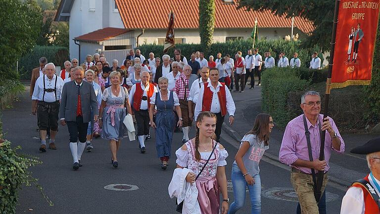 Unter Beteiligung vieler Vereine aus der Gemeinde Theres, zog die Volkstanz- und Trachtengruppe zur Schafhofscheune, um dort das 50-jährige Bestehen ihres Vereins zu feiern.