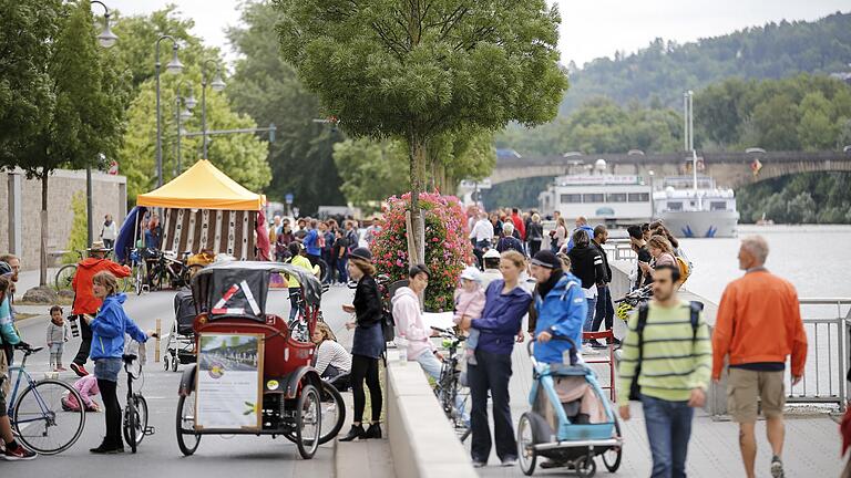 Das Bild zeigt die Aktion 'Autofreier Tag' am Oberen Mainkai in Würzburg. Immer, wenn es um Klimaschutz geht, sind auch die 'Parents for Future' aktiv in der Region.&nbsp;