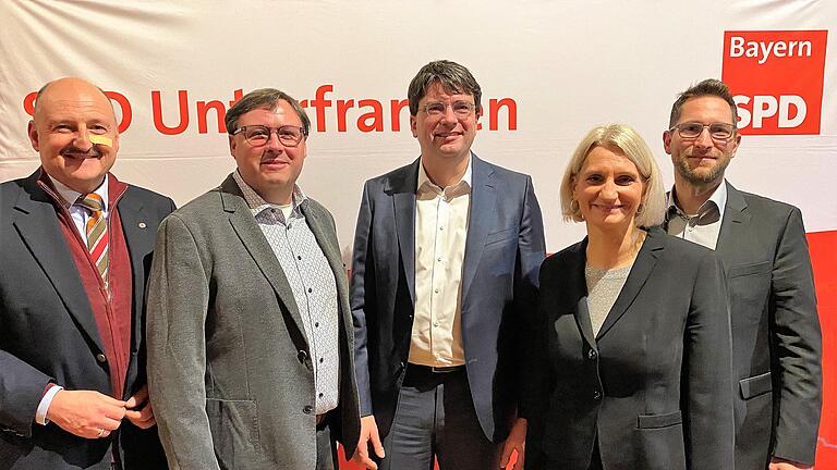 Zum Neujahrsempfang des SPD-Kreisverbands Main-Spessart in Karlstadt versammelten sich Bundestagsabgeordneter Bernd Rützel (von links), Stefan Rümmer (Direktkandidat der SPD für den Bezirkstag), Florian von Brunn (Vorsitzender der Bayern-SPD und Spitzenkandidat für die Landtagswahl) sowie die Vorsitzenden des SPD-Kreisverbands Main-Spessart, Pamela Nembach (Direktkandidatin für die Landtagswahl) und Sven Gottschalk. Zum Neujahrsempfang des SPD-Kreisverbands Main-Spessart in Karlstadt versammelten sich Bundestagsabgeordneter Bernd Rützel (von links), Stefan Rümmer (Direktkandidat der SPD für den Bezirkstag), Florian von Brunn (Vorsitzender der Bayern-SPD und Spitzenkandidat für die Landtagswahl) sowie die Vorsitzenden des SPD-Kreisverbands Main-Spessart, Pamela Nembach (Direktkandidatin für die Landtagswahl) und Sven Gottschalk.