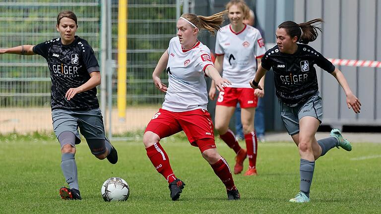 Würzburgs Jule Dickmeis (Mitte) behauptet gegen die Augsburgerinnen&nbsp;Melanie Seidler (links) und Diana Birkle den Ball.