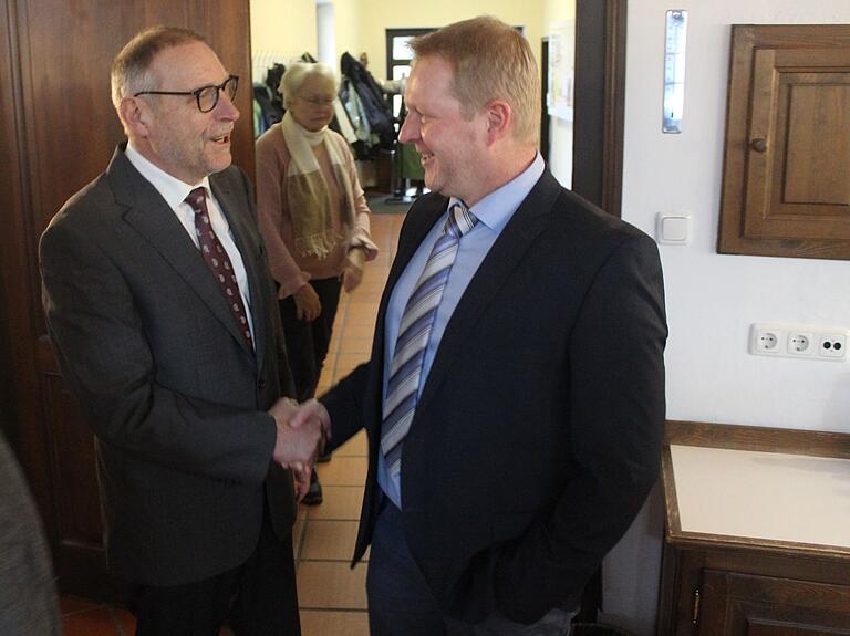 Alle Gute für das gerade begonnene Jahr wünschte Castells Bürgermeister Christian Hähnlein (rechts) seinem Vorgänger Jochen Kramer (li.), dem er später auch zur Kommunalen Verdienstmedaille gratulierte. Alle Gute für das gerade begonnene Jahr wünschte Castells Bürgermeister Christian Hähnlein (rechts) seinem Vorgänger Jochen Kramer (li.), dem er später auch zur Kommunalen Verdienstmedaille gratulierte.