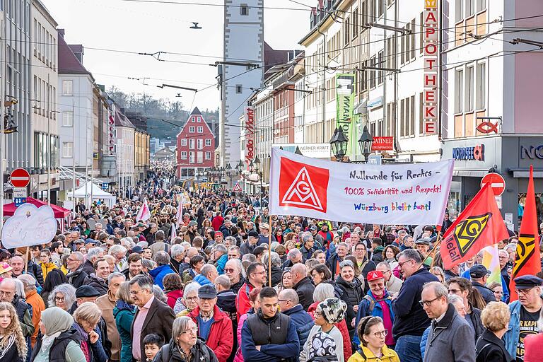 Aktionstag gegen Rechts in Würzburg: 10.000 Menschen versammelten sich mit Schildern in der Domstraße.