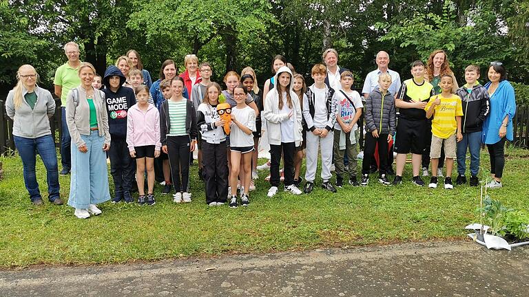 Das Foto zeigt Stefan Wohlfart, Karl Gerhard, Kerstin Schwarz, Ulrike Jaques, Katharina Büttner und weitere Schüler der Mittelschule Zellingen.