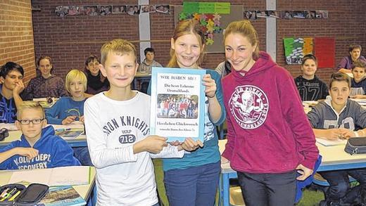 Stolz auf die beste Lehrerin Deutschlands: Die Klasse 7a der Realschule in Bad Königshofen freut sich mit ihrer Klassenlehrerin Michaela Bauer (rechts) über den &bdquo;Deutschen Lehrerpreis 2014&ldquo;.