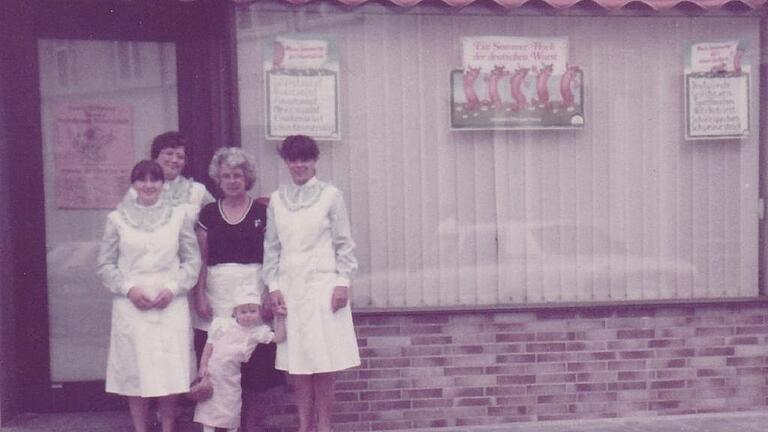 Drei Generationen auf einem Bild bei der Ladeneröffnung am Roßmarkt im Jahre 1977: Chefin Gabi Ohibsky und Mutter Liesel Schmuck (von rechts) mit Tochter Nadja und zwei Metzgereiverkäuferinnen.