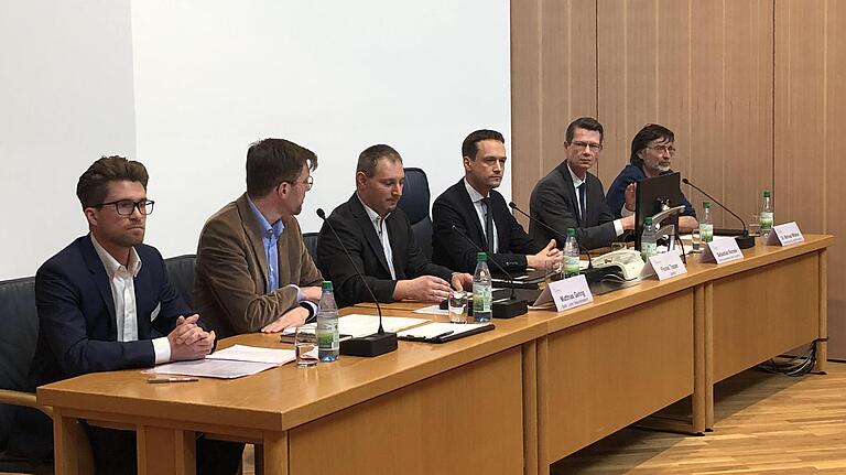 Pressekonferenz im Landratsamt zum Thema Coronavirus: Stadt und Landkreis arbeiten engstens zusammen. Kilian Kaschkat, Abteilungsleiter Soziales und Gesundheit am Landratsamt, Jan von Lackum, Ordnungsreferent der Stadt, Matthias Gehrig, stellvertretender Leiter des Gesundheitsamtes, Landrat Florian Töpper, Oberbürgermeister Sebastian Remelé und Dr. Michael Mildner vom Krankenhaus St. Josef. Pressekonferenz im Landratsamt zum Thema Coronavirus: Stadt und Landkreis arbeiten engstens zusammen. Kilian Kaschkat, Abteilungsleiter Soziales und Gesundheit am Landratsamt, Jan von Lackum, Ordnungsreferent der Stadt, Matthias Gehrig, stellvertretender Leiter des Gesundheitsamtes, Landrat Florian Töpper, Oberbürgermeister Sebastian Remelé und Dr. Michael Mildner vom Krankenhaus St. Josef. 