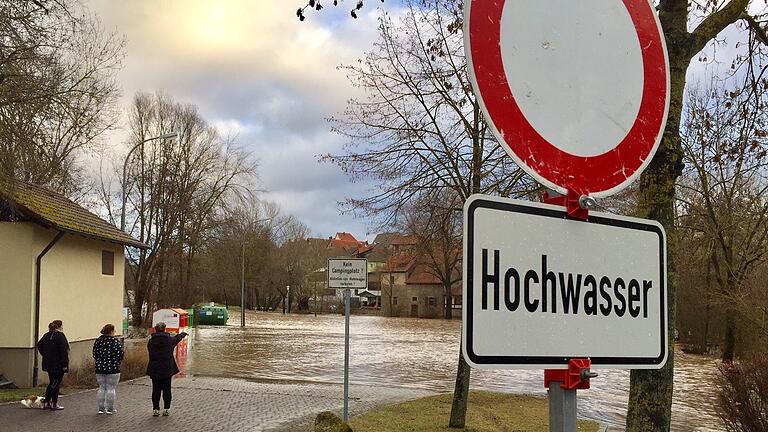 Unter Wasser: der Parkplatz Streuwiese in Mellrichstadt.