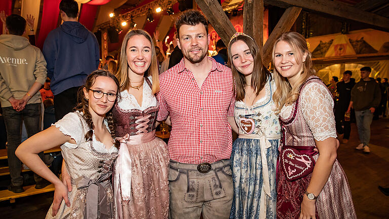 Zahlreiche Menschen besuchen am Sonntag 02.04.23 das Frühjahrsvolksfest in Würzburg.