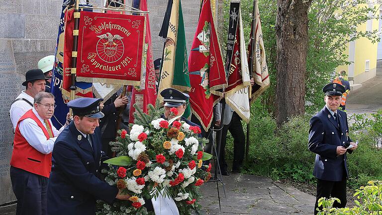 Am Kriegerdenkmal legte die Feuerwehr einen Kranz für verstorbene, gefallene und vermisste Kameraden nieder. Ortsvereine waren mit Fahnenabordnungen dabei.       -  Am Kriegerdenkmal legte die Feuerwehr einen Kranz für verstorbene, gefallene und vermisste Kameraden nieder. Ortsvereine waren mit Fahnenabordnungen dabei.