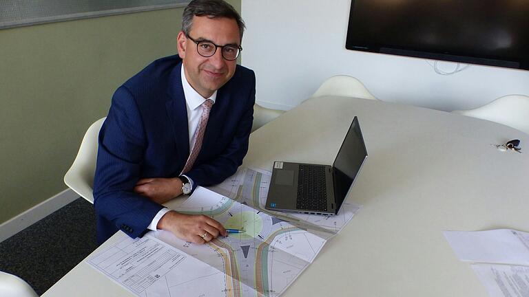 So ungefähr wird der Kreisel ausschauen. Rüdiger Köhler, Amtsleiter im Staatlichen Bauamt, hat bereits einen Vorentwurf des Kreisverkehrs an der Kreuzung Volkacher Umgehung/Eichfelder Straße vorliegen. So ungefähr wird der Kreisel ausschauen. Rüdiger Köhler, Amtsleiter im Staatlichen Bauamt, hat bereits einen Vorentwurf des Kreisverkehrs an der Kreuzung Volkacher Umgehung/Eichfelder Straße vorliegen.