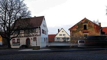 Der Verkehr rollt: Die Dorfstraße in Westheim ist 1994/95 ausgebaut worden. Auch dafür sollen jetzt Beiträge fällig werden. Die Bürger wehren sich.