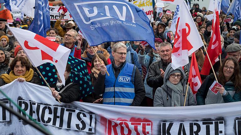 Mitte Januar demonstrierten mehrere hundert Menschen gegen die geplante Mehrarbeit für Grundschullehrer. Schulminister Michael Piazolo (Freie Wähler) sieht jedoch keine Alternative gegen den Lehrermangel und verteidigte sein Paket erneut im Landtag.