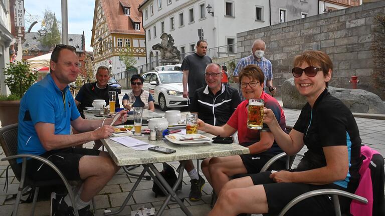 Ob Restaurantbesuche im Freien im Landkreis Würzburg ab Donnerstag ohne Corona-Test möglich sind, ist weiterhin unklar. Im Bild Restaurantbesucher in der Ochsenfurter Altstadt.